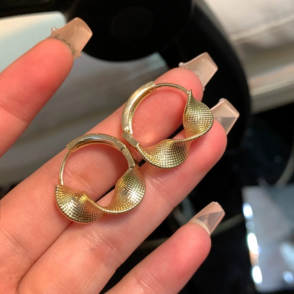 1 Pair of Gold Spiral Clip-On  - đánh giá và giá Travel Accessories As Gifts