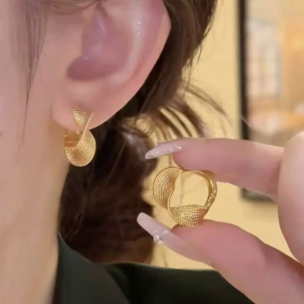 1 Pair of Gold Spiral Clip-On  - đánh giá và giá Travel Accessories As Gifts